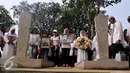 Warga Kompleks Zeni Mampang melakukan ziarah di TMP Kalibata, Jakarta, Minggu (1/11/2015). Mereka akan membongkar makam keluarga mereka di TMP jika pemerintah melakukan penggusuran terhadap rumah mereka. (Liputan6.com/Johan Tallo)