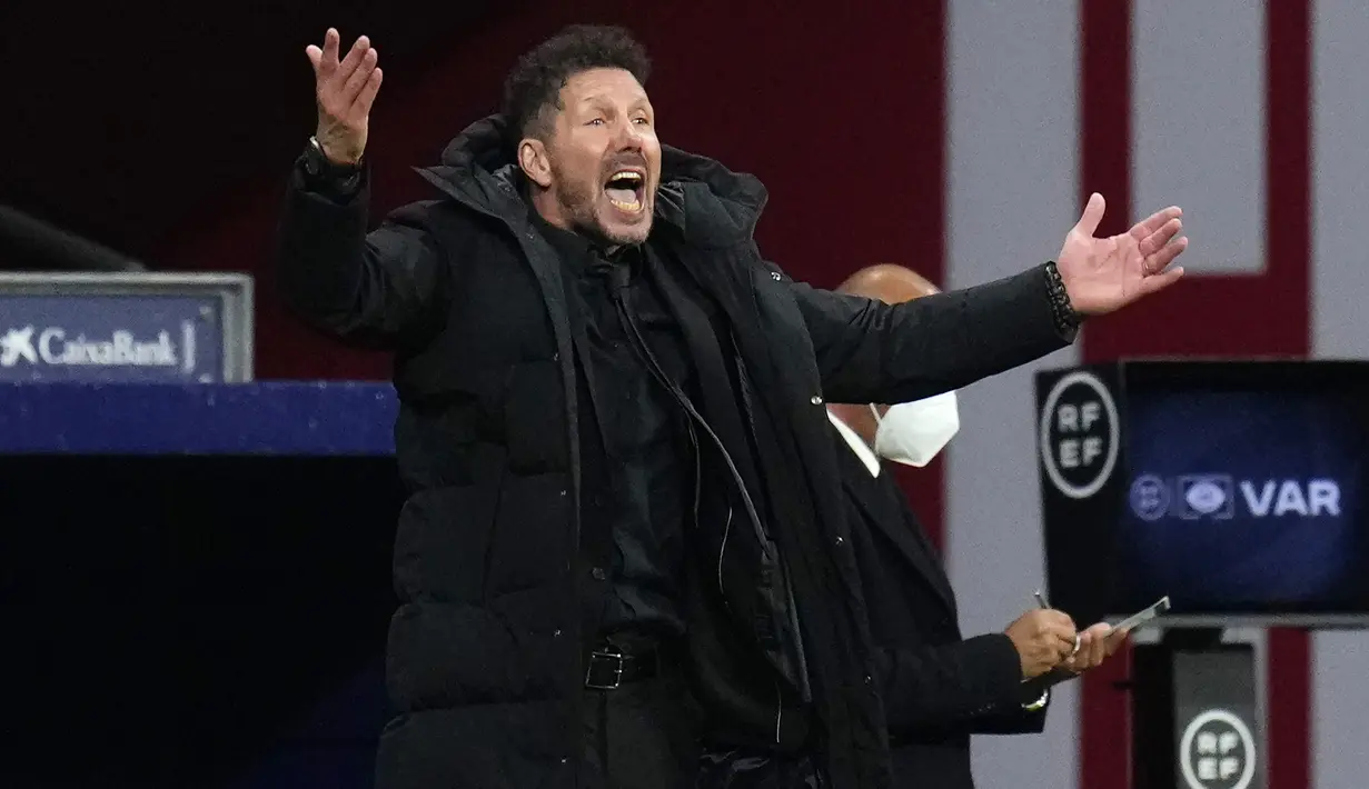 Diego Simeone. Pelatih Argentina berusia 51 tahun ini mulai menangani Atletico Madrid pada 23 Desember 2011 di pertengahan musim 2011/2012 menggantikan posisi Quique Sanchez Flores. Hingga kini ia telah mendampingi Atletico Madrid dalam 10 tahun, 2 bulan dan 20 hari. (AP/Manu Fernandez)