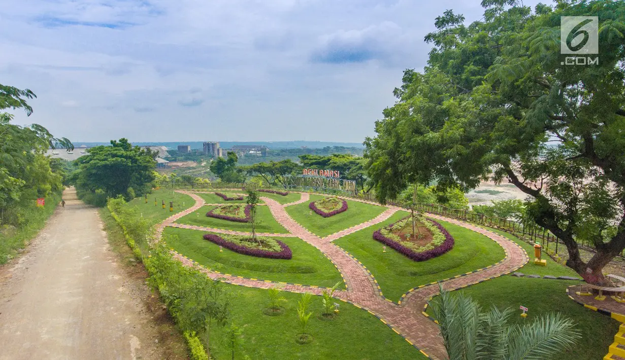 Objek wisata Taman Bukit Daun dari ketinggian yang terletak di Desa Sumberarum, Tuban, Jawa Timur, Kamis (22/2). Taman yang menyerupai bentuk daun berada 18 km dari Kota Tuban dibangun pada akhir Desember 2016. (Liputan6.com/Pool/Eko)