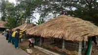 Pemasangan atap yang terbuat dari jerami atau alang-alang di situs Lumpang Alu Kasultanan Kanoman saat kegiatan Memayu bagian dari awalan menyambut Peringatan Maulid Nabi. Foto (Liputan6.com / Panji Prayitno)