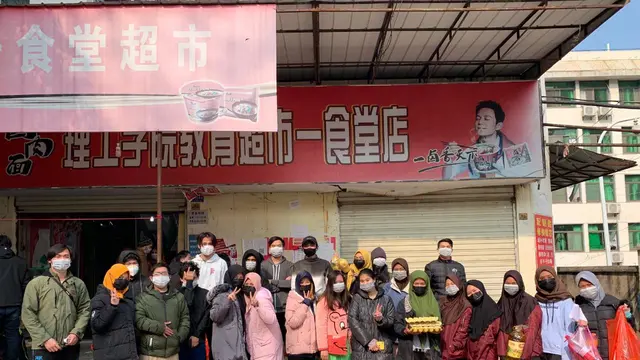 Mahasiswa Indonesia di Wuhan pergi berbelanja kebutuhan pokok hari ini. (Dokumentasi KBRI Beijing)