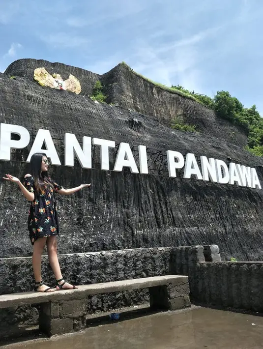 Nella Kharisma saat berlibur ke pantai Pandawa mengenakan dress bermotif bunga, terlihat santai tapi tetap fashionable. (Liputan6.com/IG/@nellakharisma)