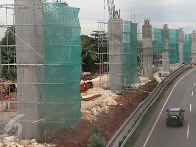  Aktivitas pembangunan tiang penyangga jalur transportasi light rail transit (LRT) Cibubur-Cawang di Jakarta, Selasa (29/11). Proyek tersebut ditargetkan selesai pada tahun 2019, dengan progres Cibubur-Cawang 12,7 persen. (Liputan6.com/Immanuel Antonius)