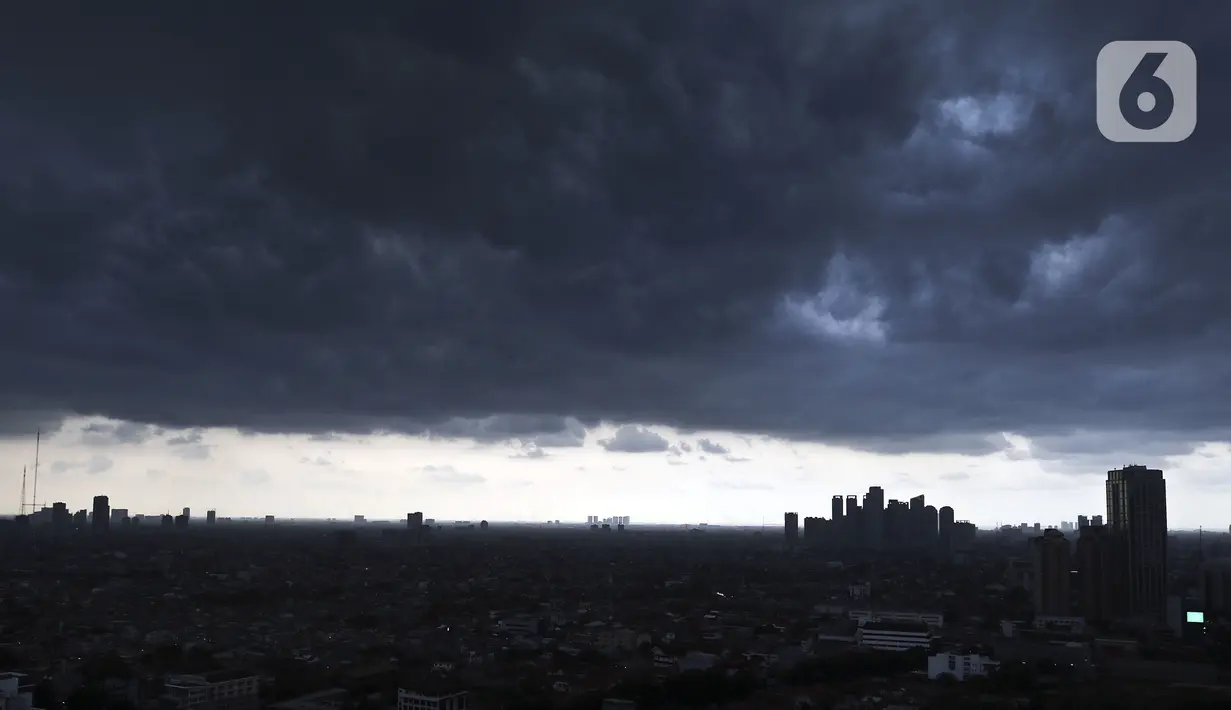 Pemandangan Kota di salah satu sudut Jakarta diselimuti awan hitam dikarenakan mendung, Rabu (11/12/2019). BMKG memperkirakan puncak musim hujan akan berlangsung mulai Februari 2020 di wilayah DKI Jakarta. (Liputan6.com/Johan Tallo)