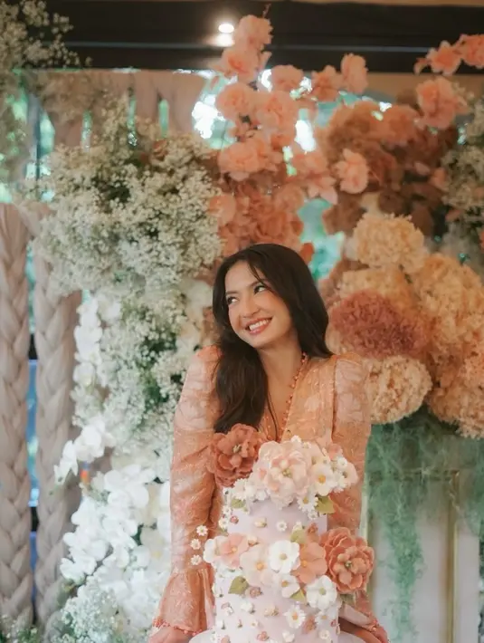 Punya pesona yang selalu menawan, tak terasa Raline Shah sudah memasuki usia akhir 30an. [@ralineshah]