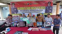 Sejumlah barang bukti di tunjukan kapolresta Banyuwangi Kombes Pol Nanang Haryono dalam Konfrensi Pers di Mapolreta Banyuwangi (Istimewa)