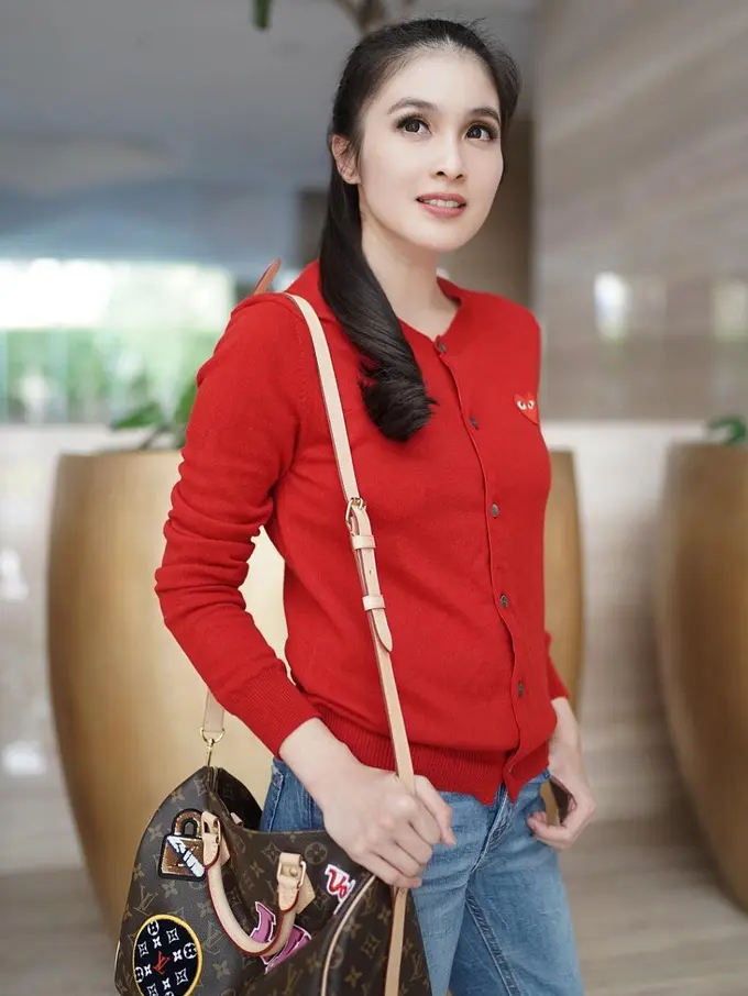 Tampil keren dengan celana Jeans ala Sandra Dewi