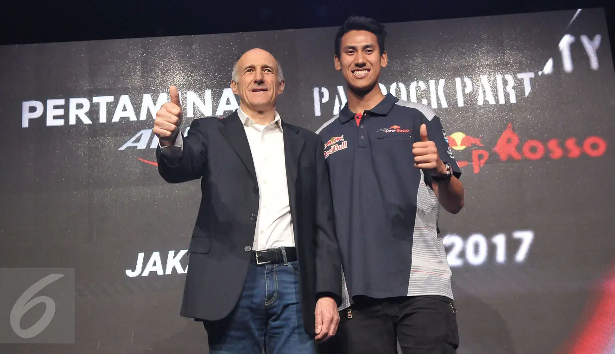 Sean Gelael dan Franz Tost foto bersama usai konferensi pers, Jakarta, Kamis (20/4). Sean Gelael  akan menjajal Sirkuit Intenasional Bahrain, Hongaria dan Abu Dhabi. (Liputan6.com/Helmi Afandi)
