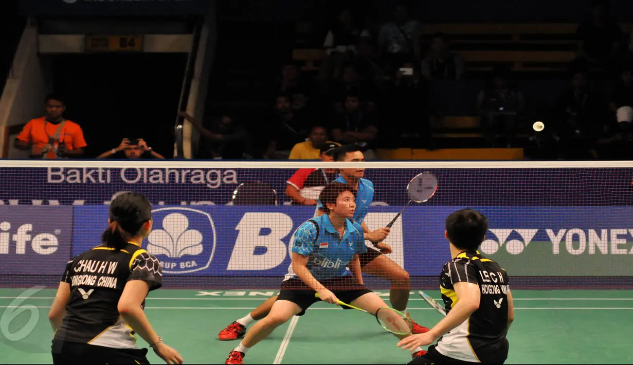 Ganda campuran Indonesia Tontowi Ahmad dan Liliyana Natsir mengembalikan kok ke arah ganda campuran Hongkong Lee Chun Hei Reginald dan Chau Hoi Wah saat Indonesia Open Superseries Premier 2015, Jakarta, Selasa (2/6/2015). (Liputan6.com/Andrian M Tunay)