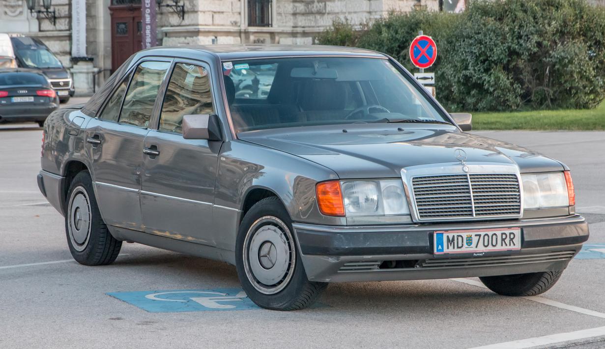 Mercedes-Benz E-Class W124 juga menjadi kandidat yang menarik. Memiliki harga pasaran di bawah 90 juta mampu memberikan kesan kelas atas ketika seseorang melihat pengemudinya turun dari mobil. Nuansa old-money juga sangat terasa pada mobil ini. W124 menjadi salah satu Mercedes-Benz yang cocok untuk orang-orang yang baru mau beralih ke mobil Eropa lawas. (Source: en.wikipedia.org)