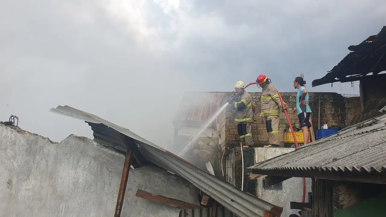 Petugas DPKP Kota Depok saat memadamkan api yang membakar gudang plastik di Pasar Kemirimuka, Depok.