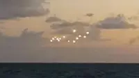 Penampakan pasukan bercahaya diduga UFO di langit Carolina Utara, AS. (William Guy/Youtube)