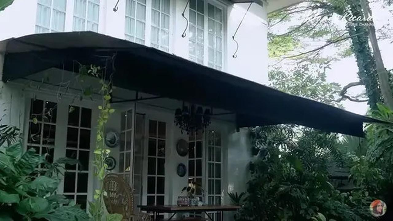 9 Potret Teras dan Taman di Rumah Yuni Shara, Nuansa Tropis yang Asri dan Estetik