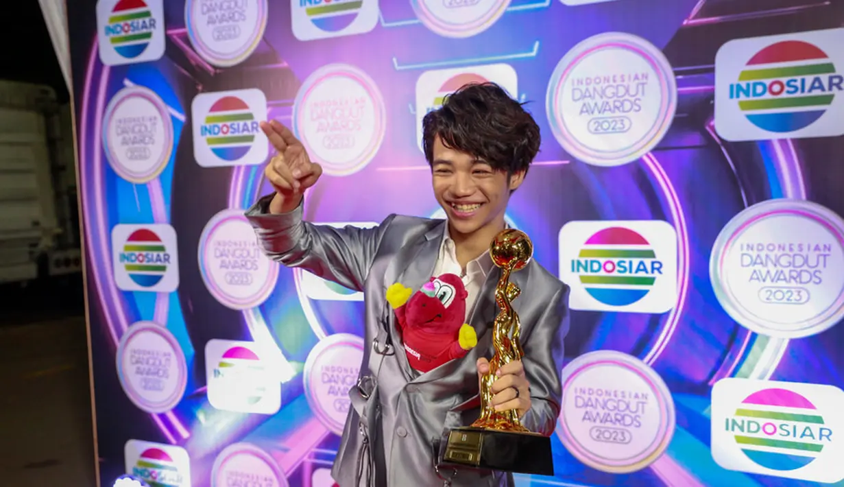 Untuk Penyanyi Dangdut Pendatang Baru Solo Pria Terpopuler disabet oleh Afan DA. Ia mengaku tak menyangka kembali meraih penghargaan ini. "Waktu itu udah pernah dapat penghargaan dan ini Alhamdulillah ini yang ke dua," kata Afan. [Foto: Muhammad Akrom Sukarya/KapanLagi.com]