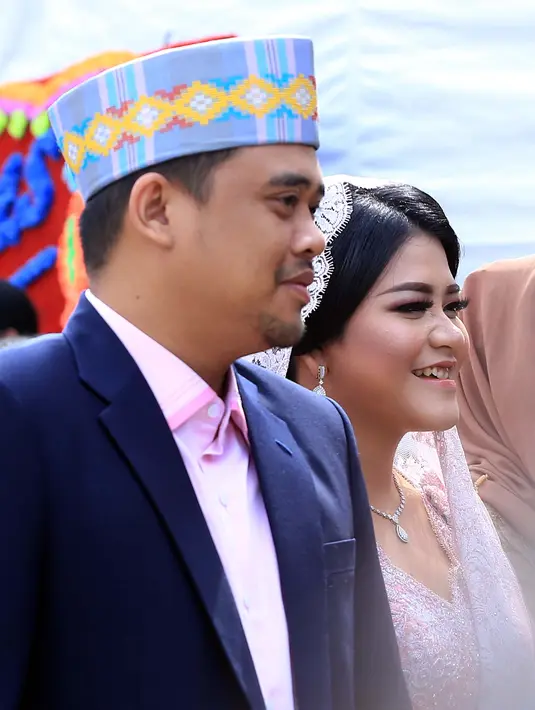 Acara pemberian marga tersebut digelar di kediaman Dolly Nasution, tulang Bobby. Hadir di lokasi acara, Kahiyang dan Bobby kompak mengenakan busana yang bernuansa Pink. (Deki Prayoga/Bintang.com)