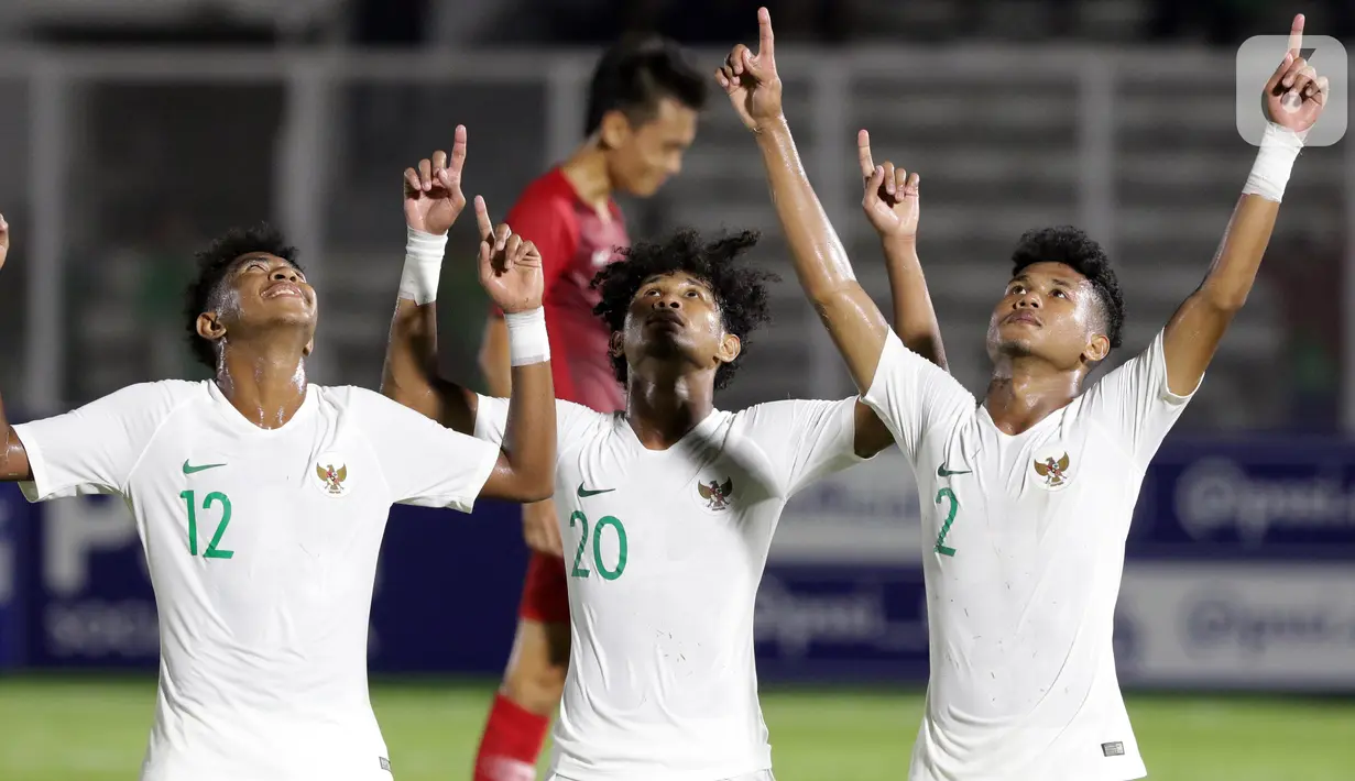 Pemain Timnas Indonesia U-19, Amiruddin Bagus Alfikri (tengah) merayakan gol yang dicetaknya saat laga kualifikasi Grup K Piala AFC U-19 2020 melawan Hong Kong di Stadion Madya Gelora Bung Karno, Jakarta, Jumat (8/11/2019). Indonesia unggul 4-0. (Liputan6.com/Helmi Fithriansyah)