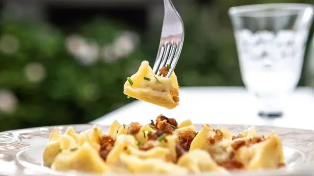 Žlikrofi menu khas Slovania, menu pasta yang populer ini dapat digambarkan sebagai variasi ravioli.