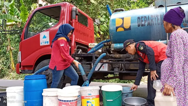 Petugas BPBD Banyumas mengirimkan bantuan air bersih. (Foto: Liputan6.com/BPBD Banyumas/Muhamad Ridlo)