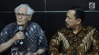 Anggota tim pemantauan kasus Novel Baswedan, Romo Magnis Suseno (kiri) memberi keterangan di Kantor Komnas HAM Jakarta, Jumat (9/3). Tim ini hasil sidang paripurna di Komnas HAM dan beranggotakan enam orang. (Liputan6.com/Helmi Fithriansyah)