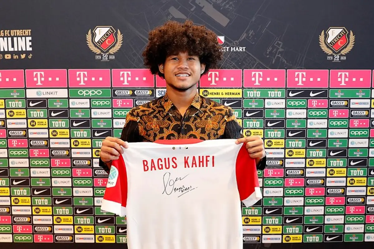 Bagus Kahfi mengenakan batik saat menandatangani kontrak bersama FC Utrecht.