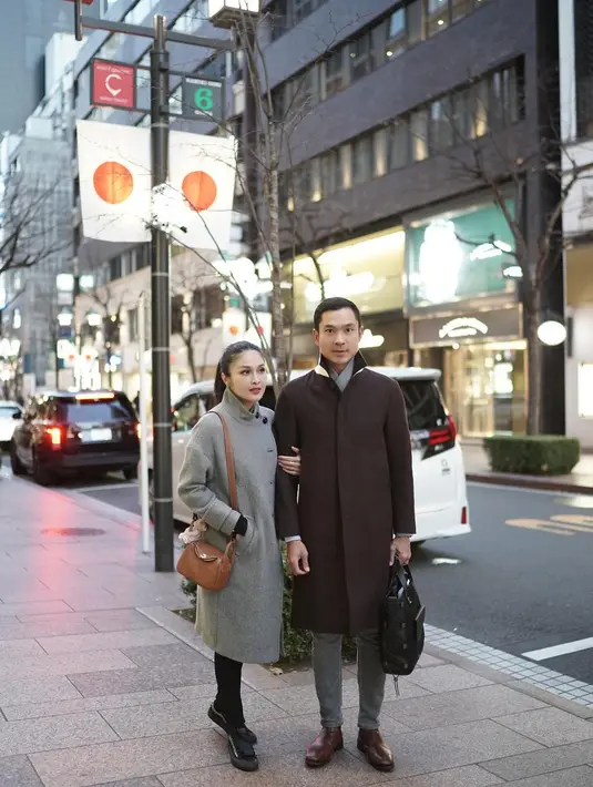 Bak oppa-eonnie Korea, begini gaya kece mereka saat sama-sama kenakan long coat. Tak lupa, keduanya tetap mix and match warna yang senada dengan pasangan agar tetap serasi. [@sandradewi88]