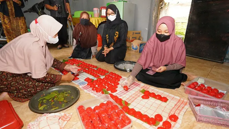 Produksi jajanan untuk pasar takjil di Banyuwangi. (Liputan6.com/ ist)