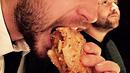 Aktor 'Hunger Games', Liam Hemsworth tampak tak peduli ketika dirinya dipotret saat sedang lahap menikmati makan malamnya di sebuah restoran di Zurich. (via people.com)