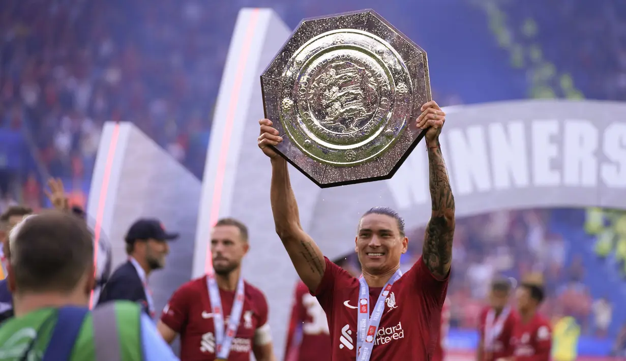 Pemain Liverpool, Darwin Nunez merayakan kemenangan timnya sambil membawa trofi Community Shield 2022/2023 usai mengalahkan Manchester City 3-1 di King Power Stadium, Sabtu (30/07/2022). (AP/Frank Augstein)