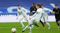 Pemain Real Madrid Luka Modric melakukan tendangan penalti saat pertandingan Liga Spanyol melawan Elche di Santiago Bernabeu, Minggu, 23 Januari 2022. (AP Photo/Manu Fernandez)
