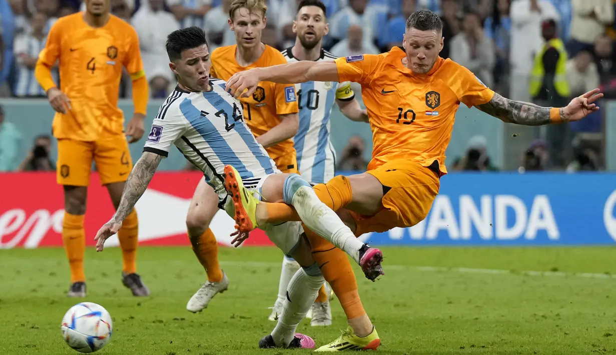Penyerang Belanda Wout Weghorst mencetak gol kedua timnya ke gawag Argentina pada babak perempat final Piala Dunia 2022 di Lusail Iconic Stadium, Sabtu (10/12/2022) dinihari WIB. Pertandingan antara Belanda kontra Argentina memang berjalan sengit. (AP Photo/Ricardo Mazalan)