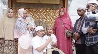 Ustaz Solmed dan April Jasmine saat hendak mengantar anaknya ke pesantren (Instagram/@ustad_solmed)