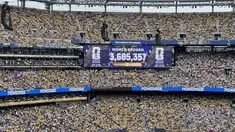 Layar videotron raksasa menampilkan rekor kehadiran 3.605.357 penonton selama Piala Dunia 2026 saat laga Ekuador melawan Jerman di MetLife Stadium, New York New Jersey, AS, Kamis (25/6/2026). Pencapaian tersebut diumumkan FIFA di tengah antusiasme puluhan ribu suporter yang memadati stadion. (KLY Sports/Hery Kurniawan)