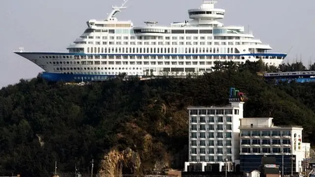 Hotel Kapal Pesiar Pertama