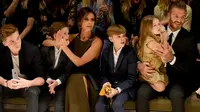 David dan Victoria Beckham bersama empat anaknya, Brooklyn, Romeo, Cruz, Harper (Justjared)