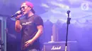 Vokalis grup band Jamrud, Krisyanto saat tampil di panggung Bergelora perhelatan Berdendang Bergoyang Festival, Kawasan Istora Senayan, Jakarta, Jumat (28/10/2022). Tampil selama lebih kurang satu jam, Jamrud menghentak penggemarnya dengan sejumlah lagu baru dan lawas, diantaranya Telat 3 Bulan, Pelangi di Matamu, Surti Tejo, dll. (Liputan6.com/Helmi Fithriansyah)