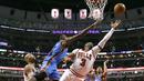 Pemain Chicago Bulls, Dwyane Wade (kanan) melakukan tembakan layup saat dibayangi pemain Oklahoma City Thunder,  Jerami Grant pada laga NBA basketball game di United Center, (9/1/2017). Thunder menang 109-94. (AP/Charles Rex Arbogast)