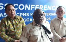 Minta Pers Berani Ungkap Fakta, Menteri Pigai: Jika Dianiaya Saya Pasang Badan