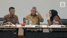 Ketua KPU Arief Budiman (tengah) didampingi Komisioner KPU Wahyu Setiawan (kiri) dan Evi Novida memimpin rapat Uji Publik Rancangan Peraturan KPU di Jakarta, Rabu (2/10/2019). Rapat membahas pencalonan, pembentukan dan tata kerja PPK, PPS dan KPPS dalam Pilkada 2020. (Liputan6.com/Angga Yuniar)