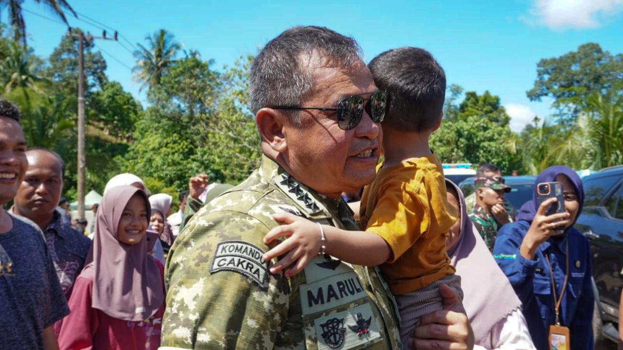 FOTO Presiden Prabowo  dan Kasad Maruli Tinjau Jembatan Darurat Pascagalodo di Sumatera Barat
