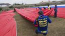 Bendera merah putih raksasa yang terbuat dari kain nilon asal Cirebon tersebut dijahit mulai 5 Oktober 2015, di Lapangan Futsal Semeru, Kompleks Bumi Jatake, Tangerang Selatan. (Bola.com/Vitalis Yogi Trisna)