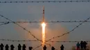 Roket Soyuz MS-11 meluncur ke Stasiun Luar Angkasa Internasional (ISS) di Baikonur, Kazakhstan, Senin (3/12). Ini adalah peluncuran pertama roket itu setelah sempat mengalami kerusakan mesin pada Oktober lalu. (AP Photo/Dmitri Lovetsky)