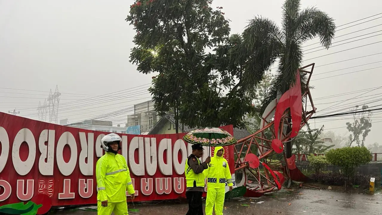 Polisi melakukan pengamanan akses lalulintas disekitar robohnya Gapura Bando selamat datang Kota Purwodadi, Jumat (20/03/2026) (Liputan6.com/ Felek Wahyu)