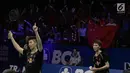 Ganda putra Cina Li Junhui dan Liu Yuchen bersorak seusai mengalahkan Mathias Boe dan Carsten Mogensen (Denmark) pada final Indonesia Open 2017 di Jakarta, Minggu (18/6). Ganda putra Cina menang 21-19, 19-21, 21-18. (Liputan6.com/Faizal Fanani)