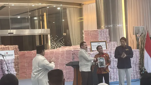 Jaksa Agung ST Burhanuddin saat acara penyerahan hasil penyelamatan keuangan negara di Gedung Kejaksaan Agung (Kejagung). (Liputan6.com/M Radityo Priyasmoro)