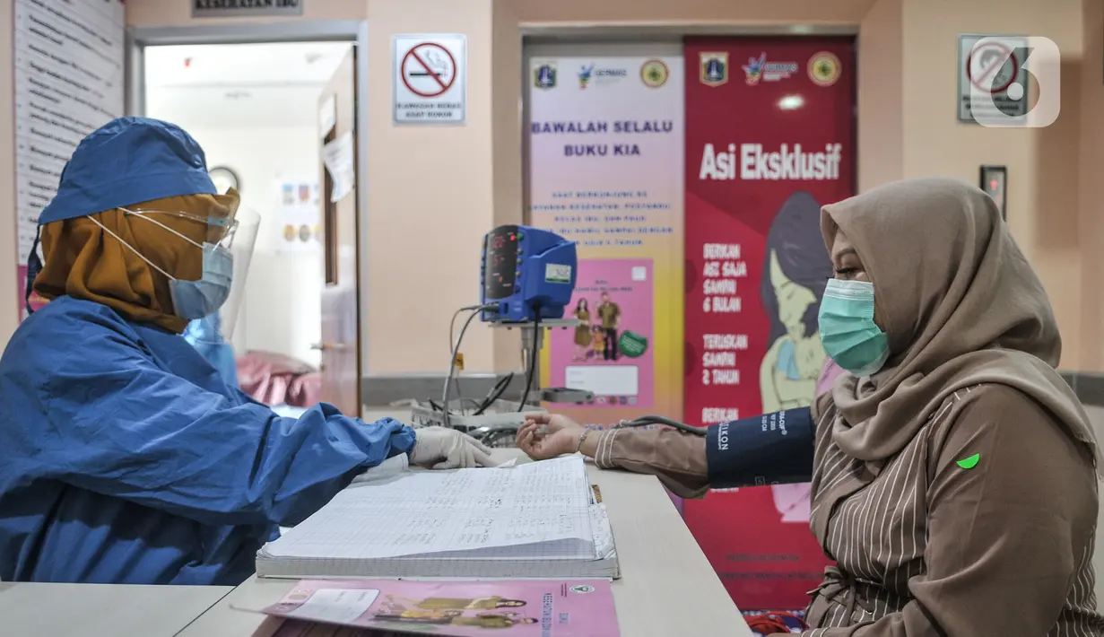 Dokter memeriksa kesehatan ibu hamil di Puskesmas Kecamatan Jatinegara, Jakarta, Kamis (26/11/2020). Menurut Survei Status Gizi Balita Indonesia 2019 oleh Kementerian Kesehatan RI, tercatat satu dari empat anak Indonesia di bawah usia lima tahun menderita stunting. (merdeka.com/Iqbal S. Nugroho)