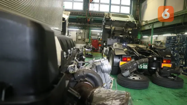 Suasana di dalam bengkel UD Trucks, Yokohama