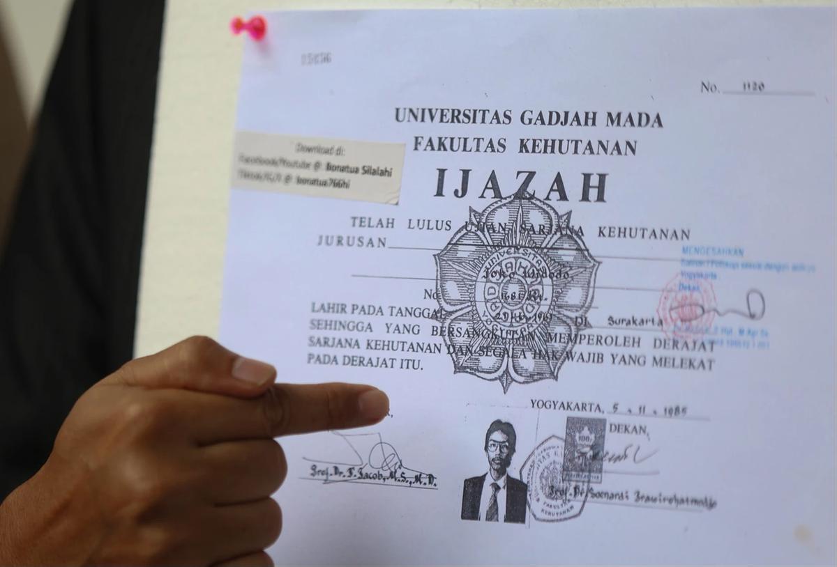 FOTO: Bonatua Silalahi Tunjukkan Salinan Ijazah Joko Widodo Tanpa Sensor di KPU RI
