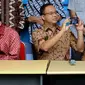 Gubernur dan Wakil Gubernur DKI Jakarta terpilih Anies Baswedan (kanan), Sandiaga Uno (tengah) mengelar konferensi Pers di Rumah Borobudur, Jakarta, Senin (15/5). (Liputan6.com/Johan Tallo)