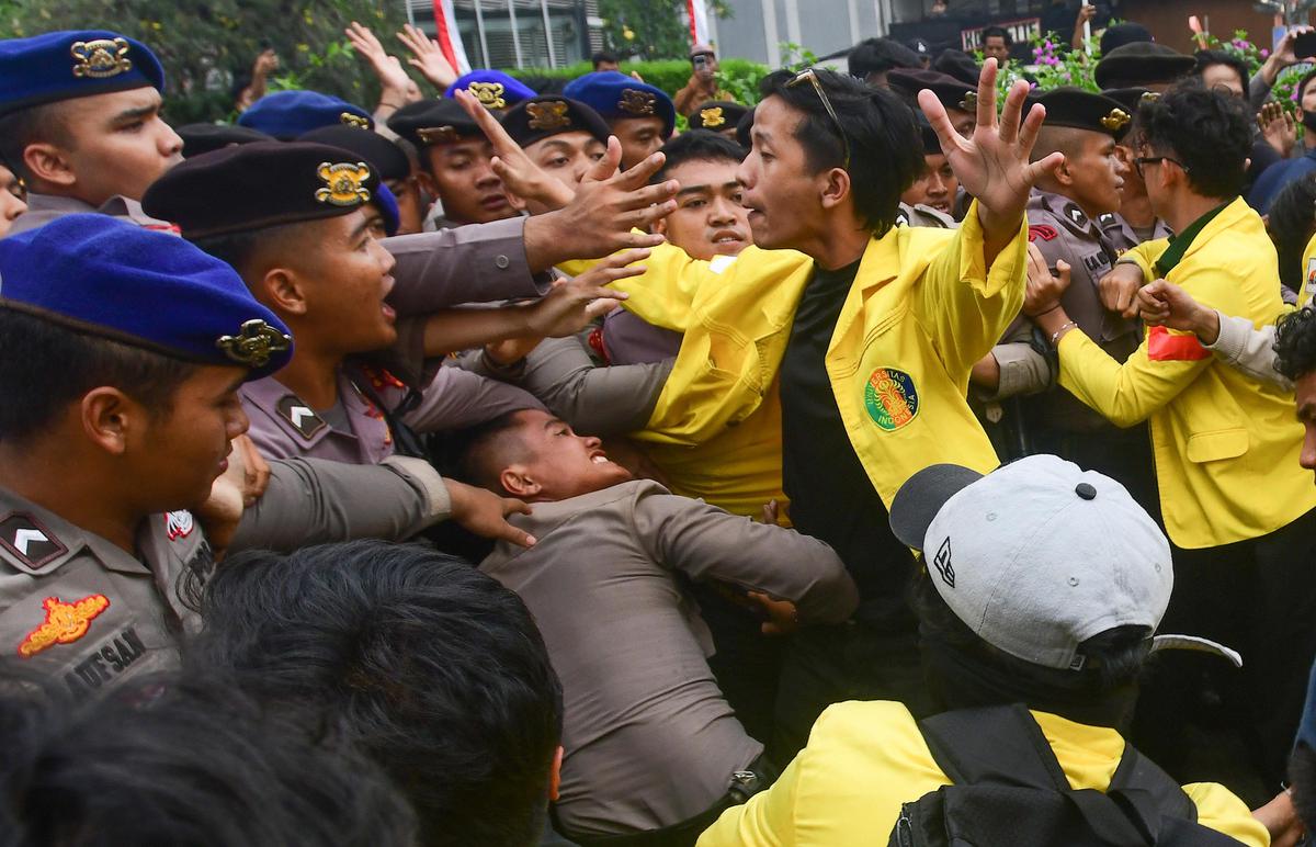 Aksi Mahasiswa di Thamrin Diwarnai Saling Dorong