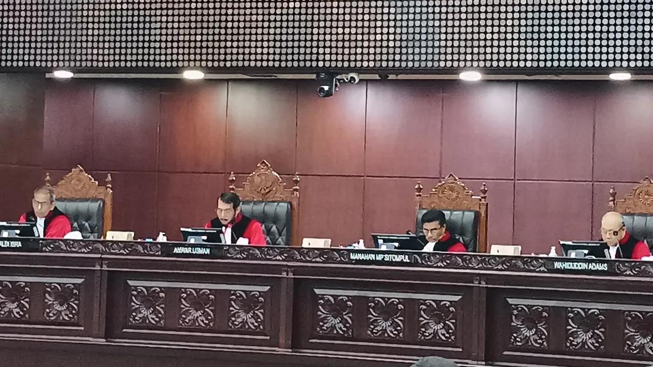 Menurutnya, Mahkamah Konstitusi telah membuat putusan yang tidak berlandaskan kepentingan konstitusi.<br>